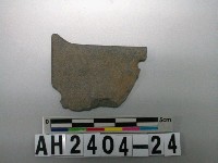 藏品(馬鞍形帶孔石刀殘件)的圖片